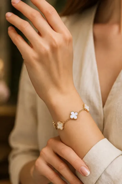 Beyaz Mineli Gold Van Cleef Çelik Bileklik 488043