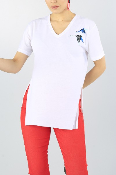 beyaz-nakis-islemeli-yirtmacli-tisort-55204
