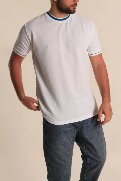 Beyaz Regular Fit Çizgili Yaka Detaylı Erkek Tişört 277157