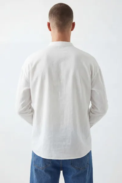 Beyaz Relaxed Fit Keten Yarım Düğmeli Hakim Yaka Erkek Gömlek 435914