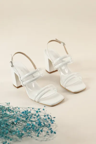 Beyaz Rugan Çift Bantlı Bilek Kemerli Topuklu Ayakkabı 265764