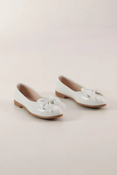 Beyaz Rugan Fiyonk Detaylı Kadın Babet Ayakkabı 441020
