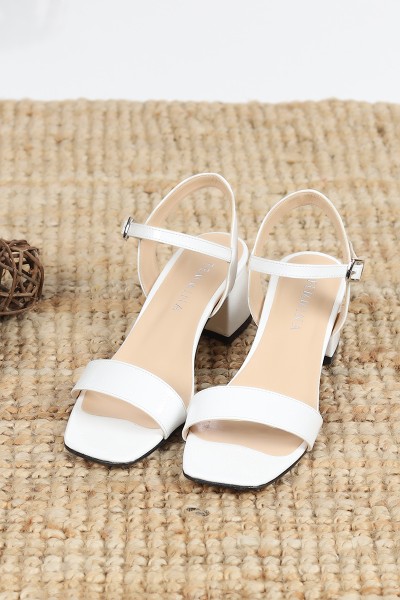 Beyaz Rugan Küt Burun Kare Topuklu Kadın Sandalet 98726