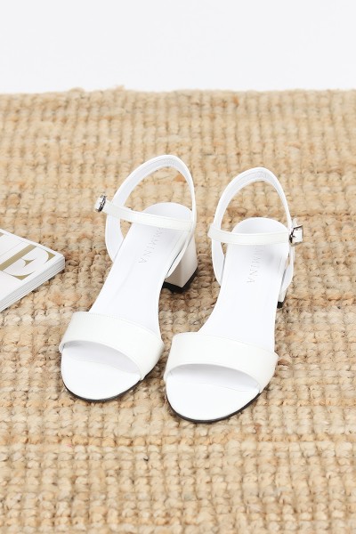 Beyaz Rugan Tek Bantlı Kadın Sandalet 98718