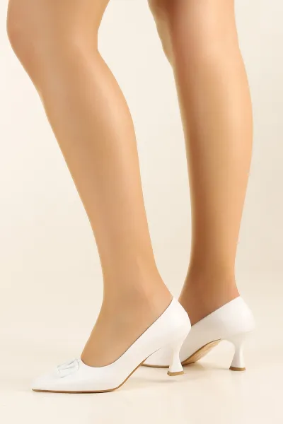 Beyaz V tokalı Topuklu Ayakkabı 261939