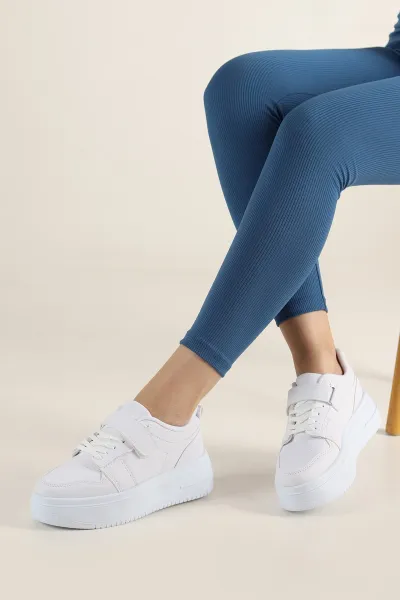 Beyaz Yüksek Taban Bantlı Bağcıklı Spor Ayakkabı 252337