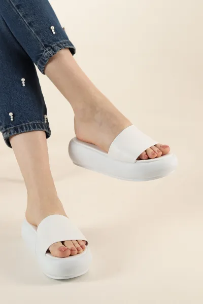 Beyaz Yüksek Taban Bantlı Düz Terlik 268535