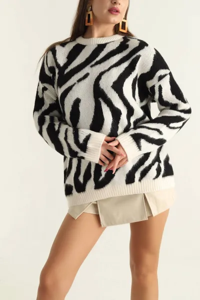 Beyaz Zebra Desen Triko Bayan Kazak 303532