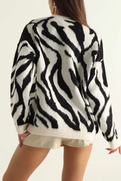 Beyaz Zebra Desen Triko Bayan Kazak 303532