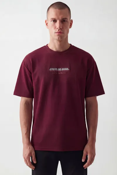 bordo-bisiklet-yaka-yazi-detayli-erkek-tisort-438830
