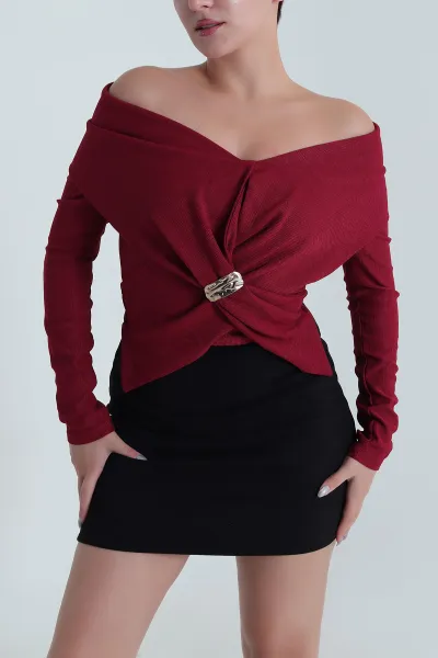 Bordo Broşlu Madonna Yaka Kadın Bluz 482846