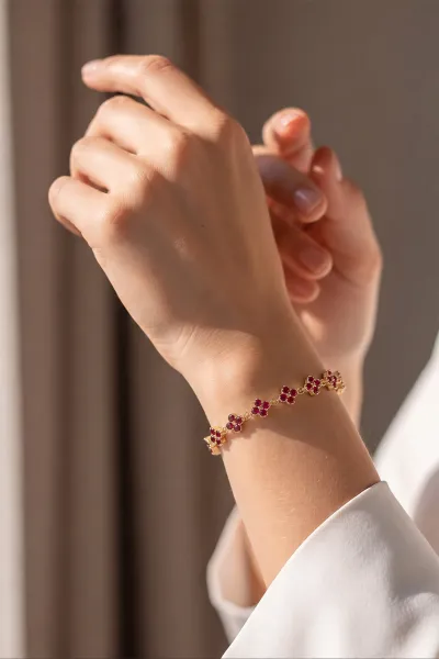 Bordo Gold Yonca Desenli Zirkon Taşlı Çelik Bileklik 494383