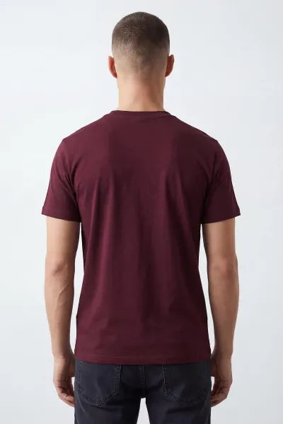 Bordo İki İp Bisiklet Yaka Yazı Detaylı Erkek Tişört 435117