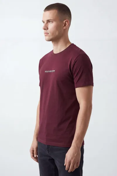 Bordo İki İp Bisiklet Yaka Yazı Detaylı Erkek Tişört 435117