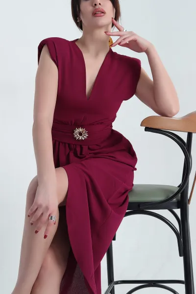 Bordo V Yaka Bel Kuşaklı Gold Broşlu Crep Elbise 338986