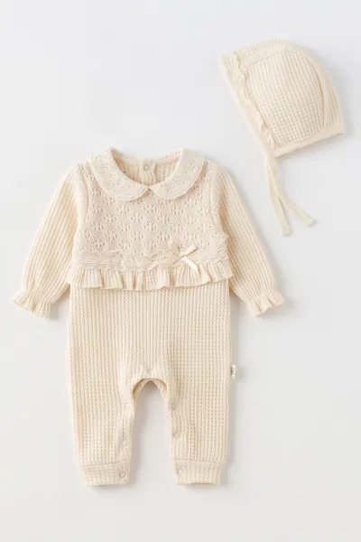 Ekru (0-9 Ay) Göbeği Dantelli Bebe Yaka  Şapkalı Waffle Kız Bebe Tulum 494417