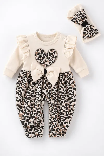 ekru-0-9-ayfiyonklu-leopar-desen-kalp-nakisli-omuzdan-firfirli-ve-bandanali-kiz-bebek-tulum-475999