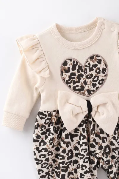 Ekru (0-9 Ay)Fiyonklu Leopar Desen Kalp Nakışlı Omuzdan Fırfırlı ve Bandanalı Kız Bebek Tulum 475999