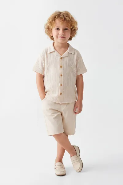 ekru-2-10-yascizgili-desen-orgu-gomlekli-ve-gabardin-sortlu-erkek-cocuk-yazlik-takim-459982