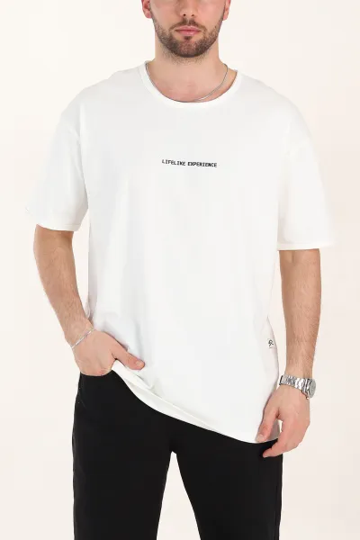 ekru-oversize-kabartma-yazili-yirtik-yaka-detayli-erkek-tisort-358012