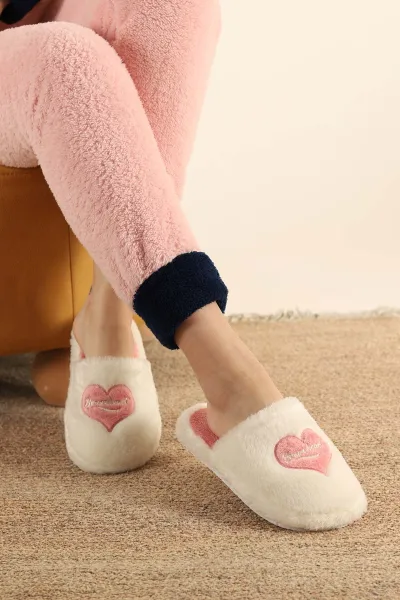 Ekru Peluş Kalp Nakışlı Kadın Ev Terliği 302327