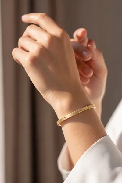 Gold İnce İşlemeli Çelik Kelepçe Bilezik 488079
