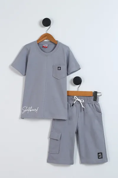 gri-2-5-yas-on-arka-skateboard-baskili-cep-detayli-penye-erkek-cocuk-yazlik-takim-347255