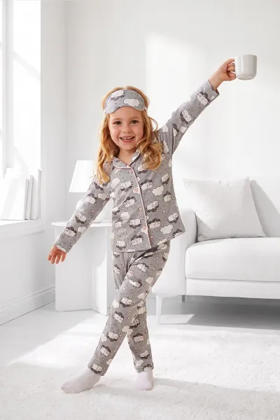 gri-4-12-yas-desenli-uzun-kol-on-dugmeli-goz-bandi-detayli-kiz-cocuk-pijama-takim-473653