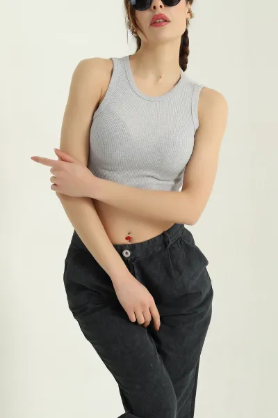 gri-bisiklet-yaka-crop-atlet-336803