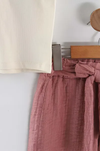 Gül Kurusu (6-10 Yaş) Göğüsten Örgü Nakışlı Tişört ve Müslin Pantolonlu Kız Çocuk 2'li Takım 458993