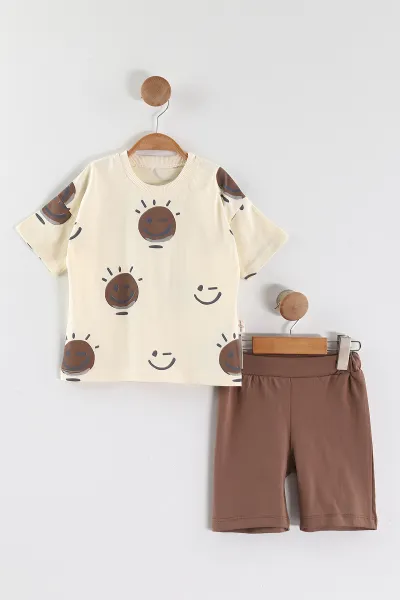 kahve-1-5-yas-emoji-baskili-tisortlu-ve-sortlu-suprem-erkek-cocuk-yazlik-takim-446232