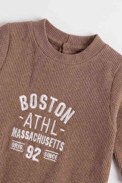 Kahverengi (0-9 Ay)  Boston Nakışlı Waffle Kumaş Çıtçıtlı Şapkalı Erkek Bebek Tulum 486943