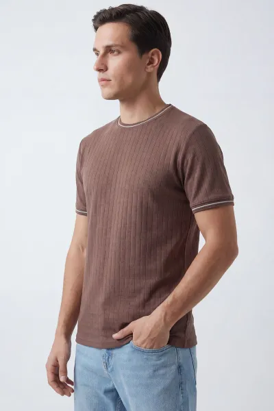 Kahverengi Bisiklet Yaka Çizgi Detaylı Erkek Tişört 438956