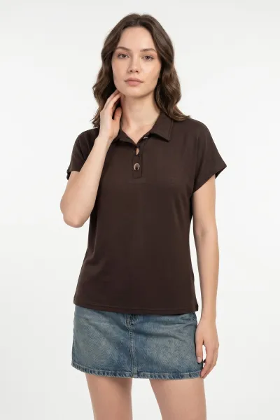 kahverengi-dugmeli-polo-yaka-kristal-kadin-bluz-449071