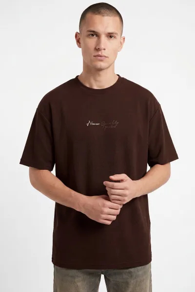 Kahverengi Oversize Bisiklet Yaka Yazı Detaylı Erkek Tişört 465426