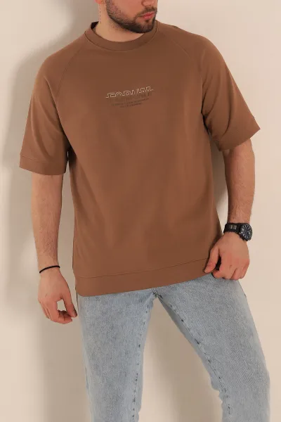 kahverengi-oversize-iki-ip-kabartma-yazili-reglan-kol-detayli-erkek-tisort-266860