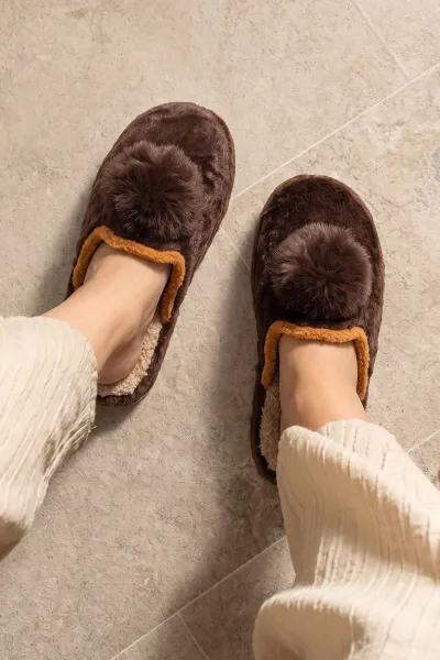 Kahverengi Peluş Önü Kapalı Ponpon Detaylı Kadın Ev Terliği 488345