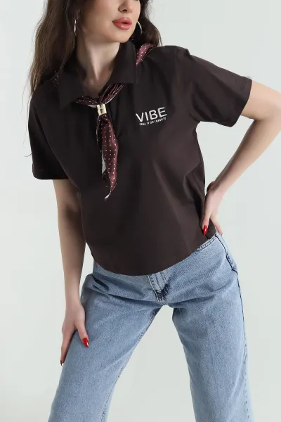 kahverengi-polo-yaka-nakisli-ribana-kadin-tisort-440064