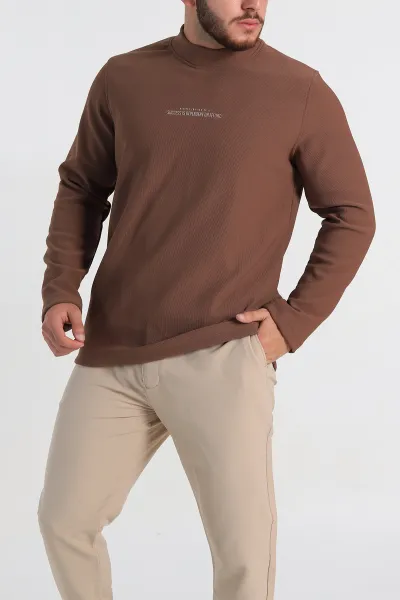 kahverengi-regular-fit-dik-yaka-kabartma-yazili-erkek-sweatshirt-305766