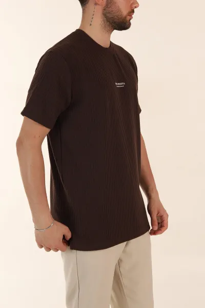 Kahverengi Relaxed Fit Dokulu Yazı Detaylı Erkek Tişört 370309