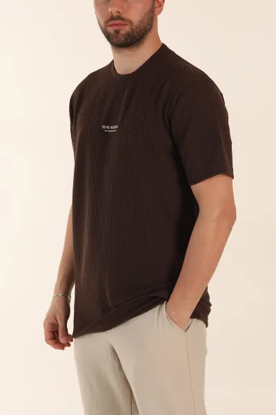 kahverengi-relaxed-fit-dokulu-yazi-detayli-erkek-tisort-370309