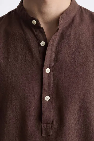 Kahverengi Relaxed Fit Keten Yarım Düğmeli Hakim Yaka Erkek Gömlek 435884