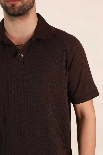 Kahverengi Relaxed Fit Petek Dokulu Patlı Polo Yaka Erkek Tişört 370255