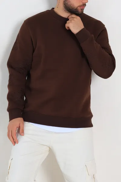 kahverengi-relaxed-fit-uc-ip-sardonlu-nakis-detayli-erkek-sweatshirt-311185
