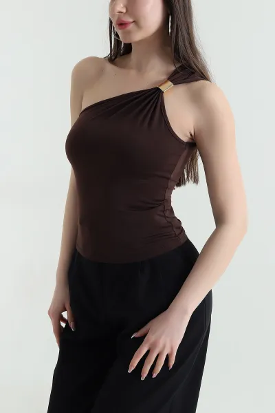 kahverengi-tokali-tek-omuz-detay-buzzy-kadin-bluz-451342