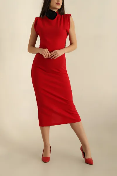 Kırmızı Çiçek Aksesuarlı Vatkalı Elbise 261373