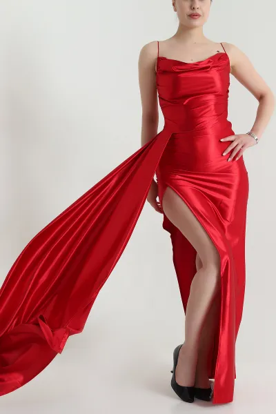 Kırmızı Yırtmaçlı Büzgülü Saten Kadın Abiye 473383