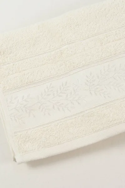 Krem 50x90 Cm Jakarlı Desenli Bahar Havlu 460451