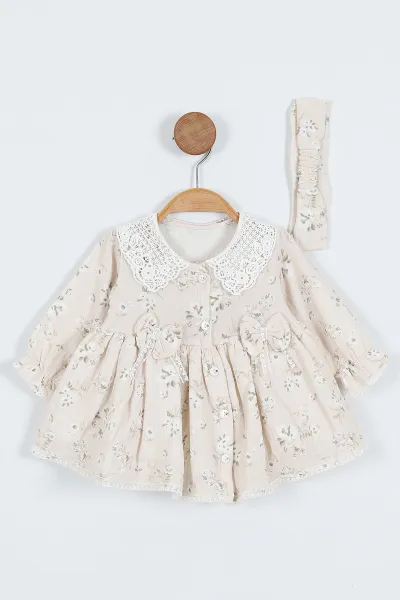 krem-6-24-aycicek-desenli-dantel-yaka-bandanali-muslin-kiz-bebek-elbise-340687