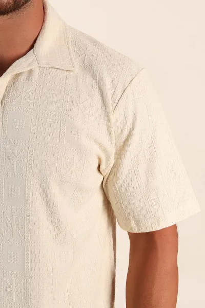 Krem Relaxed Fit Kabartma Desenli Patlı Polo Yaka Erkek Tişört 358022